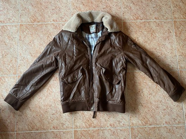 Chaqueta marrón con cuello de borrego