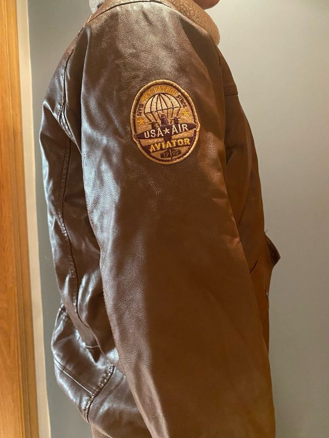 Chaqueta marrón con cuello de borrego