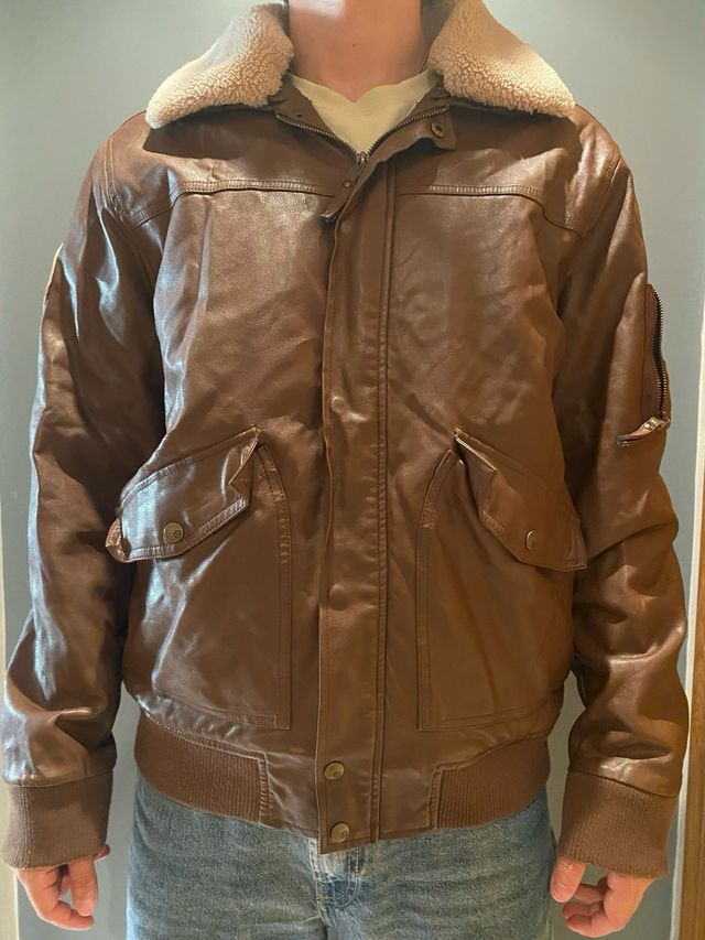 Chaqueta marrón con cuello de borrego