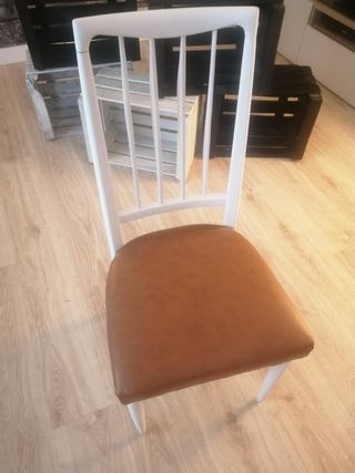 Silla antigua de madera y cuero