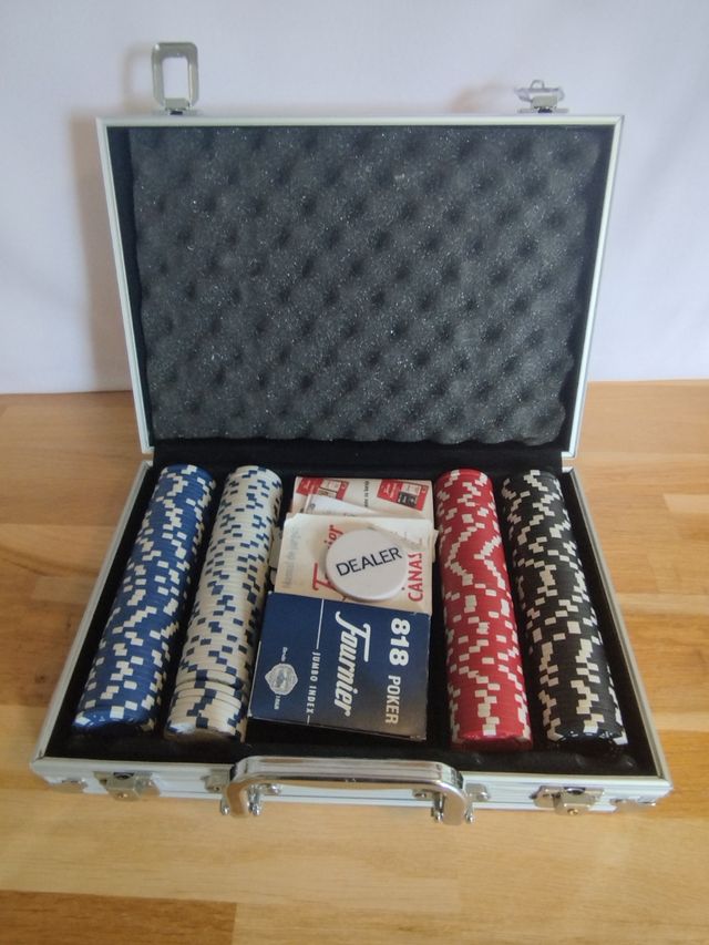 Maletín de póker con fichas