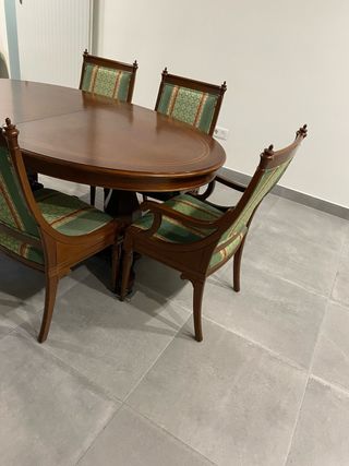 Mesa extensible de madera con 6 sillas
