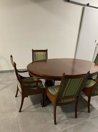 Mesa extensible de madera con 6 sillas