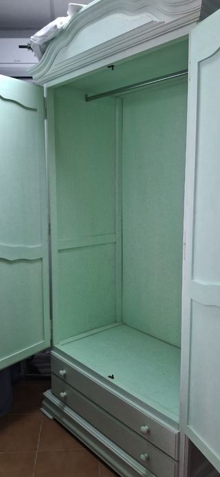 Armario ropero de madera verde agua
