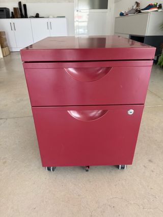 Cajonera de oficina roja con ruedas