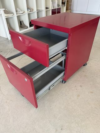 Cajonera de oficina roja con ruedas