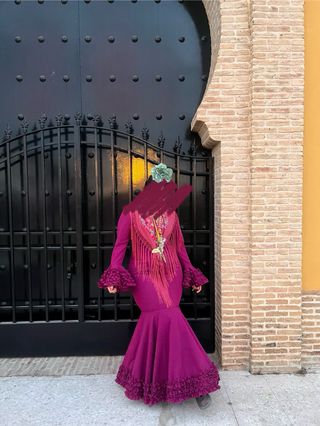 Traje de flamenca Sibilina color cardenal. 