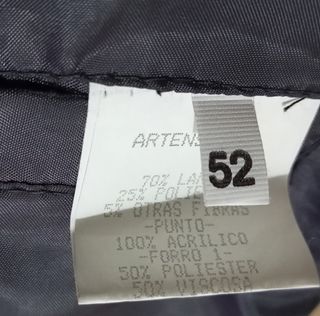 Abrigo gris oscuro hombre con bufanda blanca