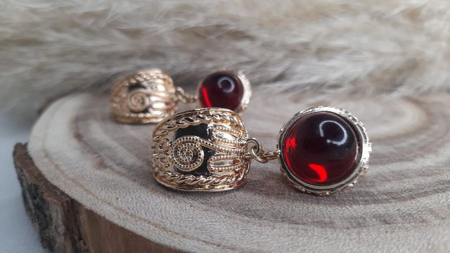 Orecchini pendenti dorati con pietra rossa