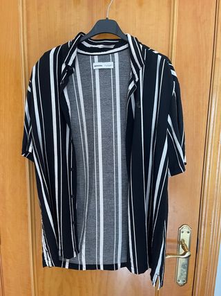 Camisa Bershka rayas blanco y negro