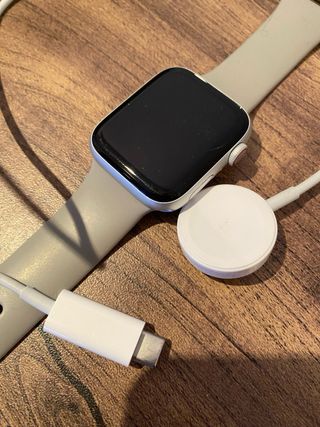 Apple Watch SE Nike con cargador y correa extra 