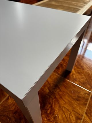 Mesa auxiliar blanca de madera