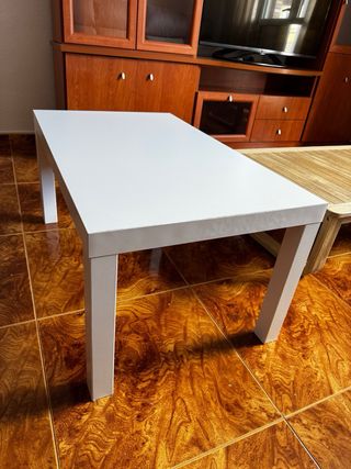 Mesa auxiliar blanca de madera