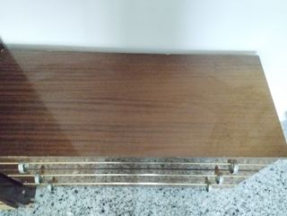 Cómoda de madera con detalles plateados