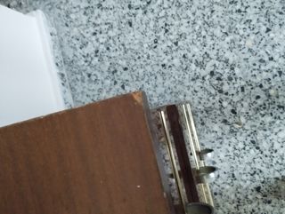Cómoda de madera con detalles plateados