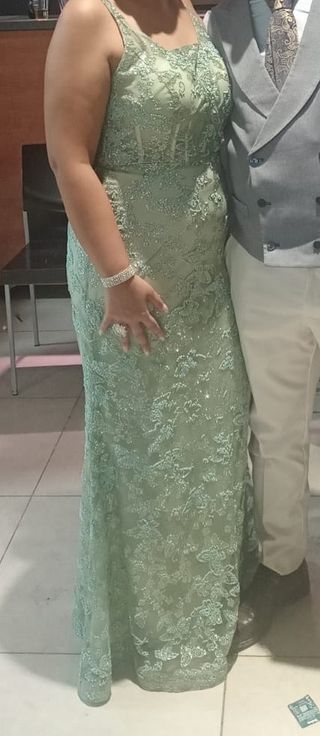 Vestido de fiesta verde con pedrería