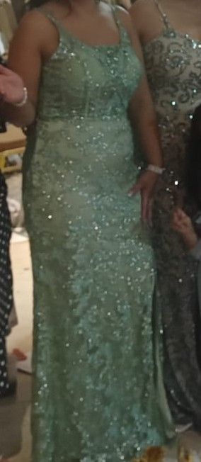 Vestido de fiesta verde con pedrería
