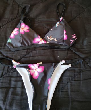 Bikini negro con flores rosas