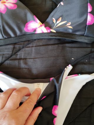 Bikini negro con flores rosas