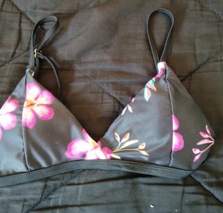 Bikini negro con flores rosas