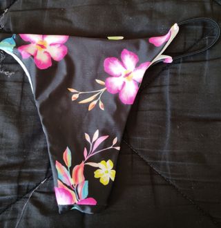 Bikini negro con flores rosas
