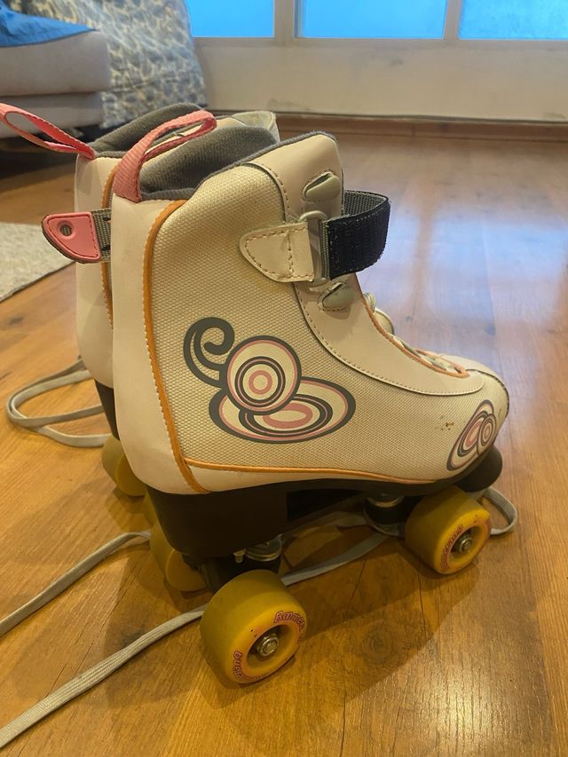 Patines de 4 ruedas blancos con diseño