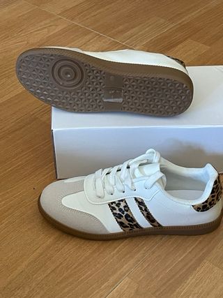 Zapatillas deportivas beige y blancas talla 40