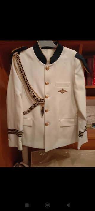 Traje de comunión blanco con detalles dorados