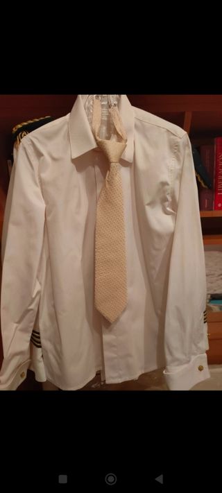 Traje de comunión blanco con detalles dorados