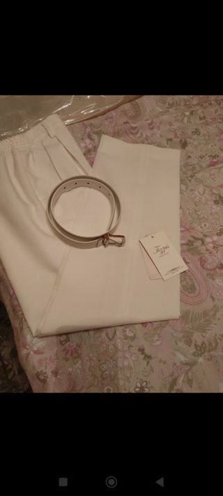 Traje de comunión blanco con detalles dorados