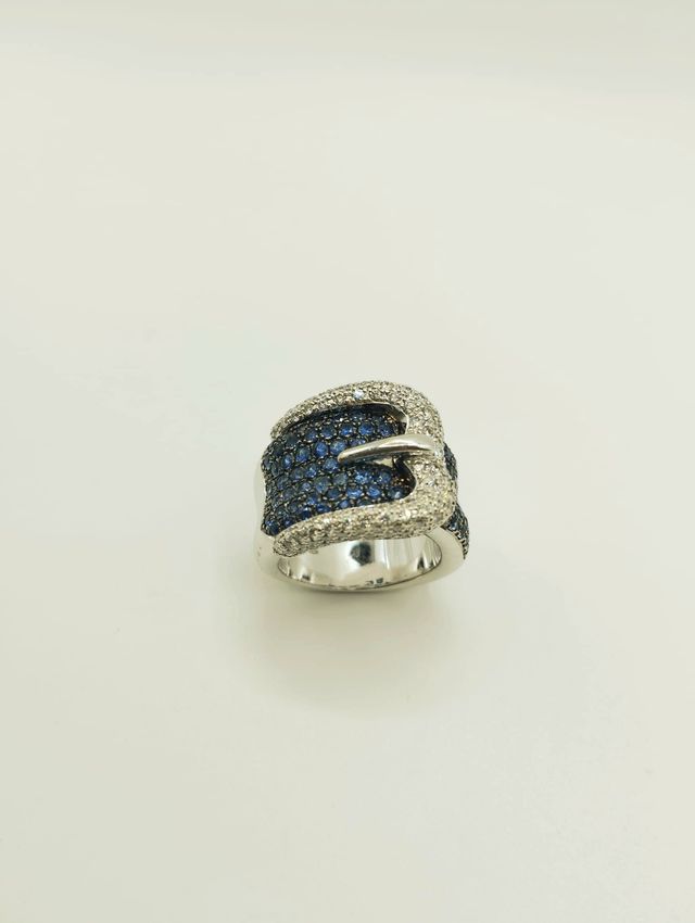 ANELLO CON FIBBIA E DIAMANTI Y IN ORO 18K