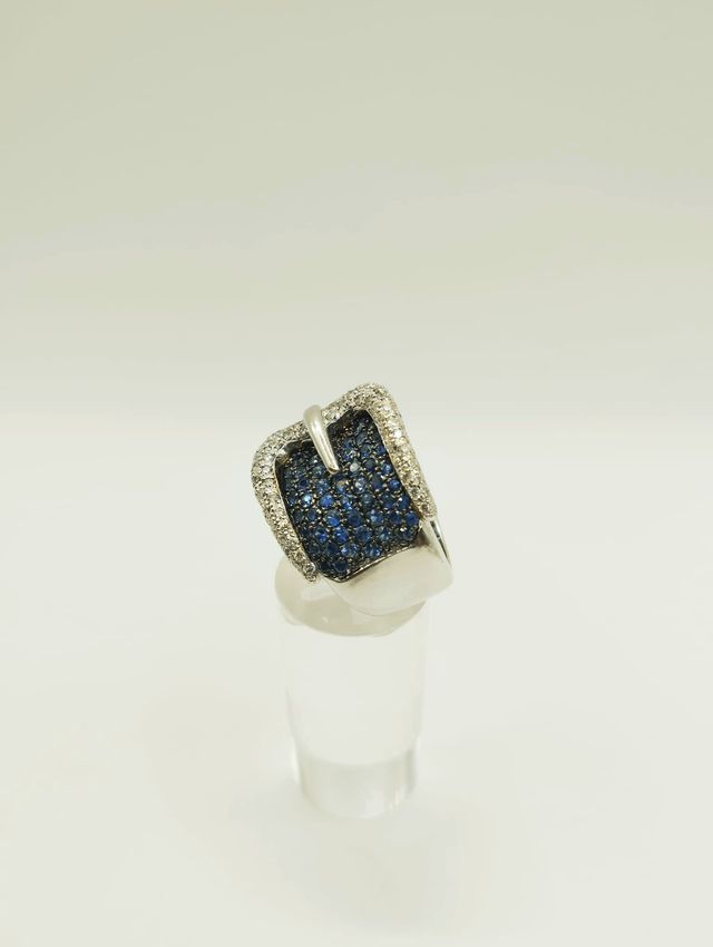 ANELLO CON FIBBIA E DIAMANTI Y IN ORO 18K