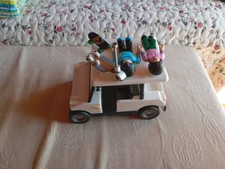 Carrito de golf Roblox con figuras y patinetas