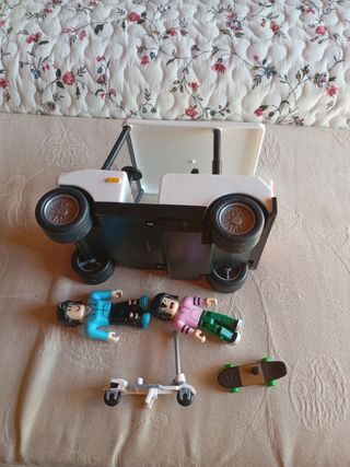 Carrito de golf Roblox con figuras y patinetas