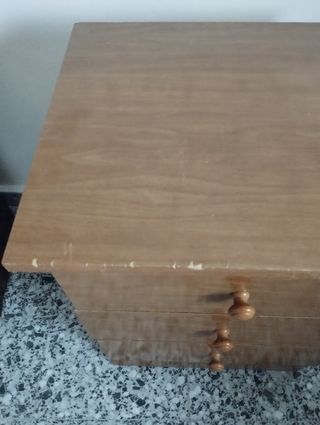 Cajonera de madera marrón