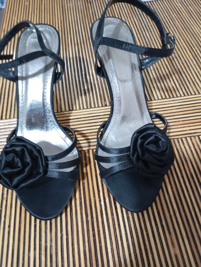 Sandalias de tacón negras con flor