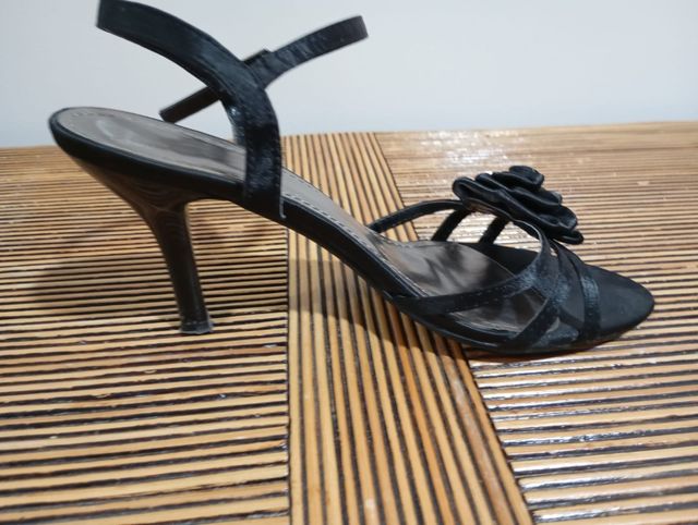 Sandalias de tacón negras con flor