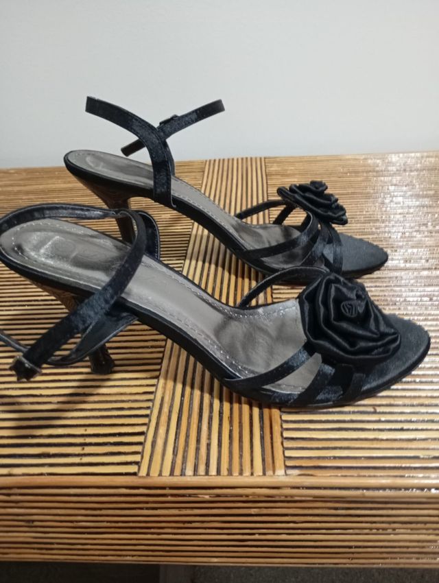 Sandalias de tacón negras con flor