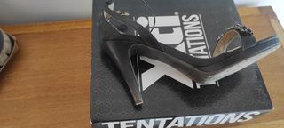 Zapatos de tacón alto negros, con perlas 