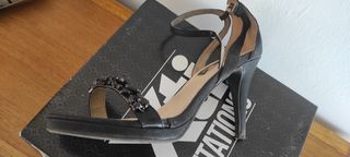 Zapatos de tacón alto negros, con perlas 