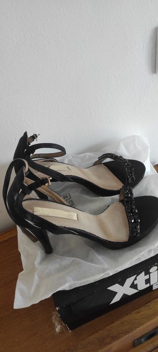 Zapatos de tacón alto negros, con perlas 