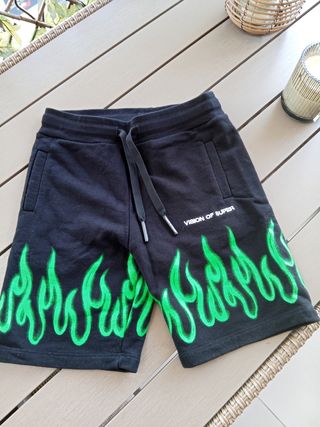 Pantaloncini neri con fiamme verdi