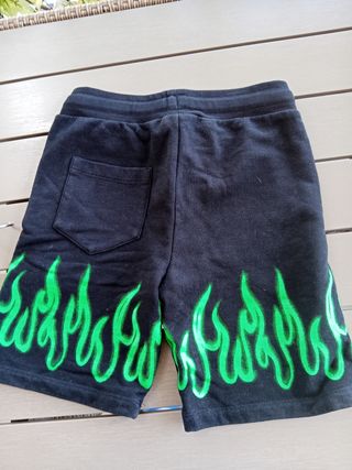 Pantaloncini neri con fiamme verdi
