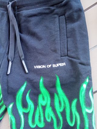 Pantaloncini neri con fiamme verdi