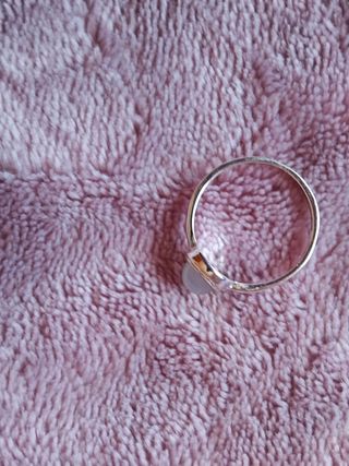 Anillo plateado con piedra blanca