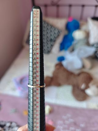 Anillo plateado con piedra blanca