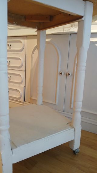 Mesa camilla redonda , de madera.Con ruedas 