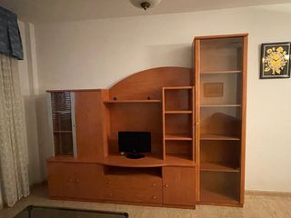 Mueble de salón con estanterías y cajones