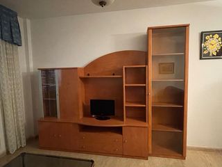 Mueble de salón con estanterías y cajones