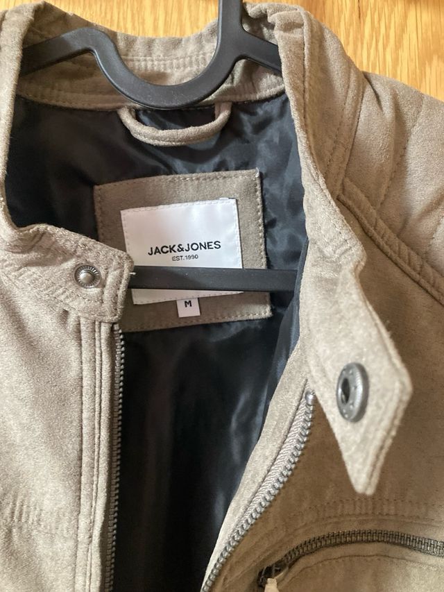 Cazadora gris de piel.